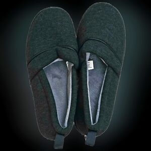 BRAND NEW Black slippers size 7